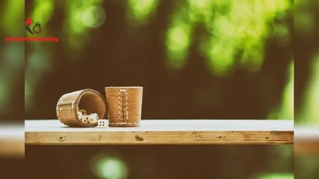 Tuổi Thân và màu sắc may mắn khi chơi xóc đĩa